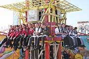 zur Wiesn 2007 auf dem Freefall: die komplette Küchen-Crew vom Käfer am letzten Wiesn-Sonntag (Foto: Martin Schmitz)